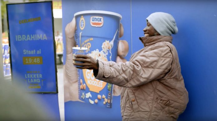 Unox Good Noodles insanları reklam panoları için poz vermeye çağırdı